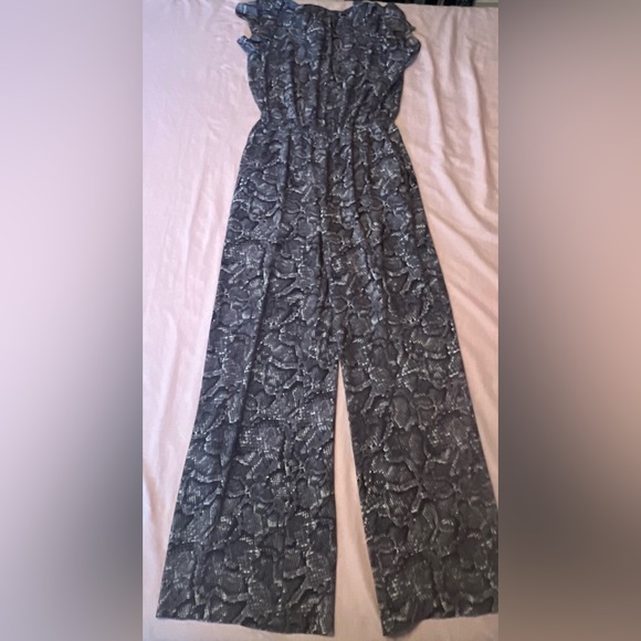 1. State Pants - 1 State Women's Flutter Sleeve Printed Mock Neck Jumpsuit In Grey Snake Print